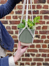 Afbeelding in Gallery-weergave laden, Macramé plantenhanger