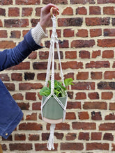 Afbeelding in Gallery-weergave laden, Macramé plantenhanger
