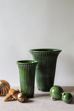 Afbeelding in Gallery-weergave laden, Bergs Potter:  Daisy glazed Emerald Green Hoogte 25cm
